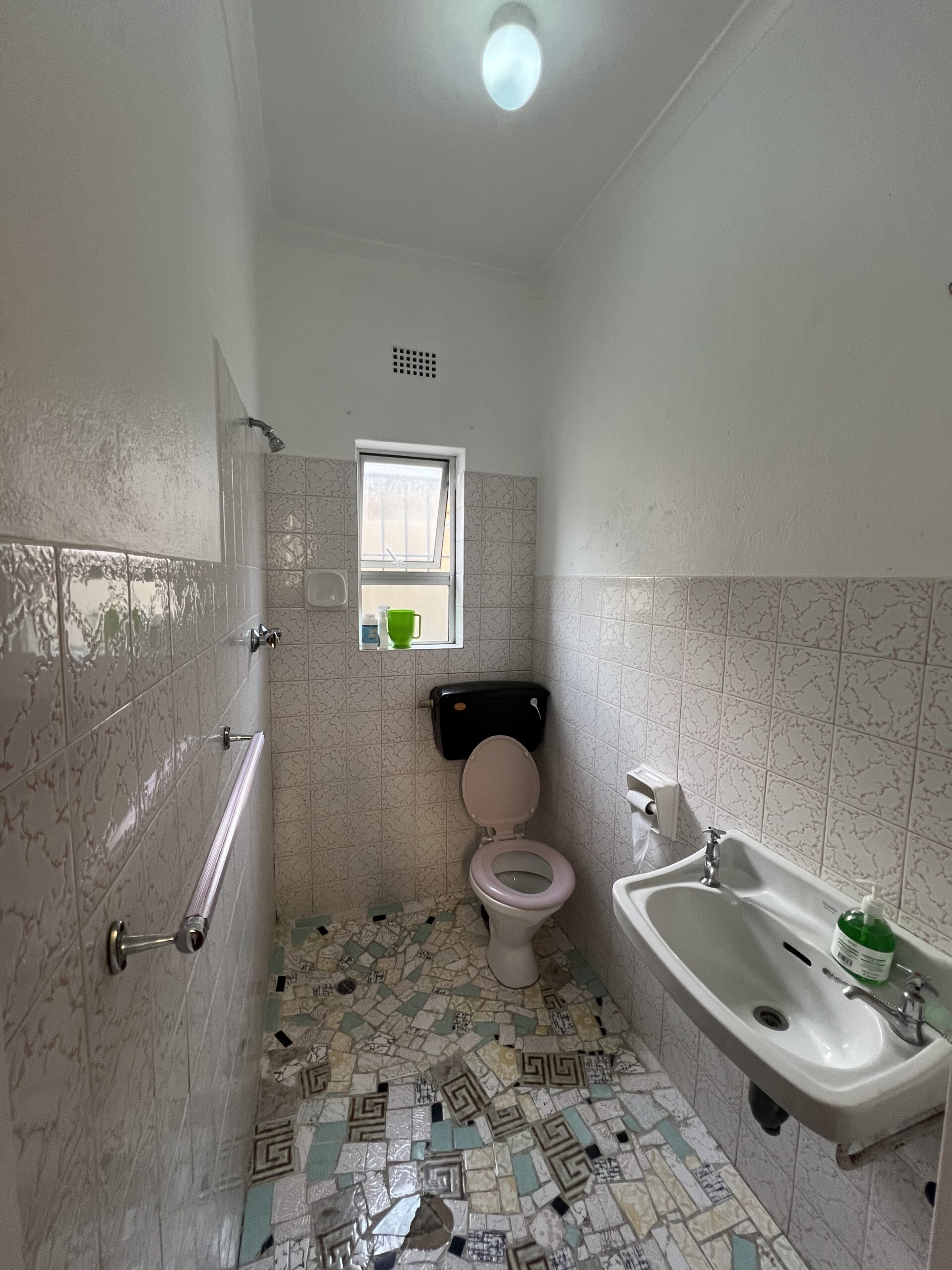 Furnished 1-Bedroom Guesthouse in Fairfield Estate Parow - Image 5