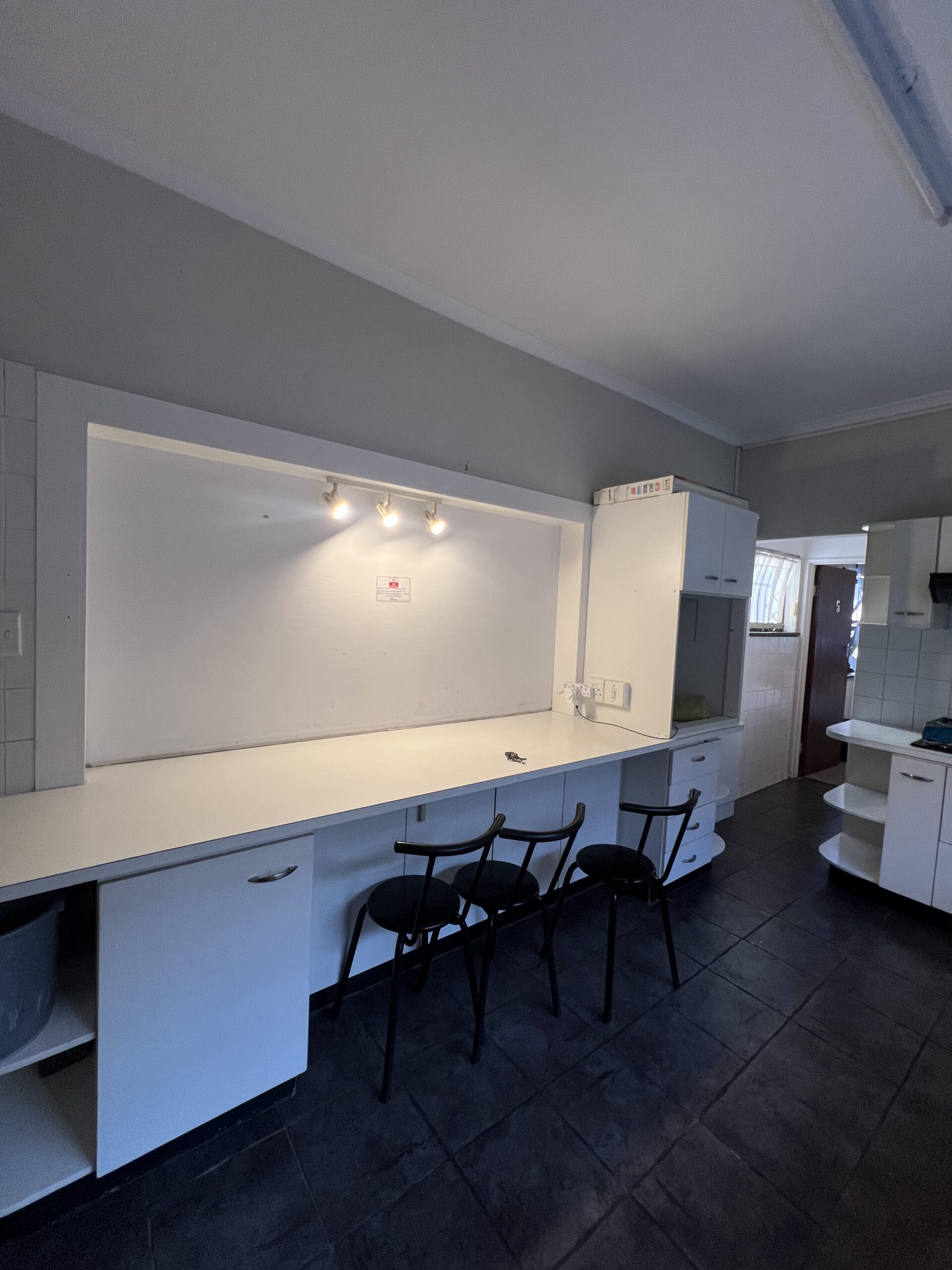 Furnished Family 1-Bedroom with Two beds in Fairfield Estate Parow - Image 9