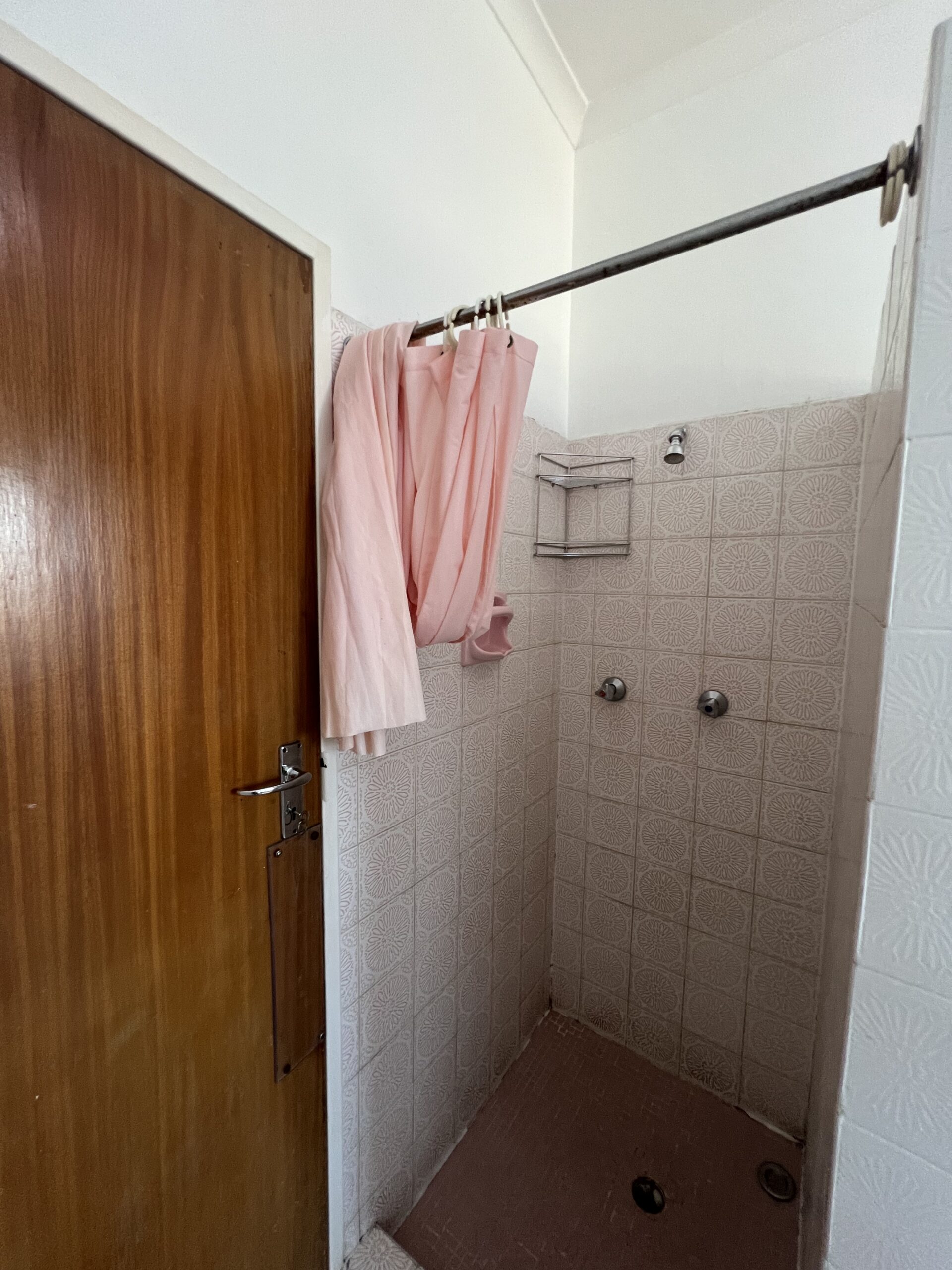 Furnished Family 1-Bedroom with Two beds in Fairfield Estate Parow - Image 7